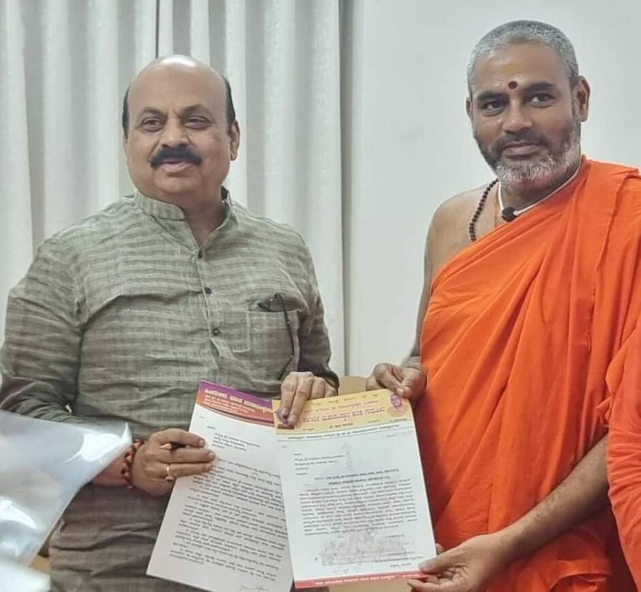 ಕಾಗಿನೆಲೆ ಕನಕ ಗುರುಪೀಠದ ನಿರಂಜನಾನಂದಪುರಿ ಸ್ವಾಮೀಜಿ ಮುಖ್ಯಮಂತ್ರಿ ಬಸವರಾಜ ಬೊಮ್ಮಾಯಿ ಅವರಿಗೆ ಮನವಿ ಪತ್ರ ನೀಡಿದರು.