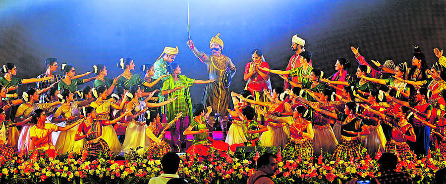 ನಗರದಲ್ಲಿ ಸೋಮವಾರ 'ರಾಜ್ಯ ಒಕ್ಕಲಿಗರ ಸಂಘ' ಆಯೋಜಿಸಿದ್ದ "ನಾಡಪ್ರಭು ಕೆಂಪೇಗೌಡರ 513ನೇ ಜಯಂತಿ" ಕಾರ್ಯಕ್ರಮದಲ್ಲಿ ‘ಶಿವಪ್ರಿಯ’ ನೃತ್ಯ ಶಾಲೆಯ ವಿದ್ಯಾರ್ಥಿಗಳು ಕೆಂಪೇಗೌಡ ನೃತ್ಯ ರೂಪಕ ಪ್ರದರ್ಶಿಸಿದರು - ಪ್ರಜಾವಾಣಿ ಚಿತ್ರ