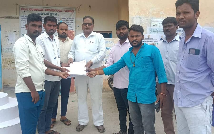 ಸಿರವಾರದಲ್ಲಿ ಎಸ್ಎಫ್ಐ ಮತ್ತು ಡಿವೈಎಫ್ಐ ಸಂಘಟನೆಗಳ ಪದಾಧಿಕಾರಿಗಳು ಪಟ್ಟಣ ಪಂಚಾಯಿತಿ ಅಧಿಕಾರಿ ಹಂಪಯ್ಯ ಪಟೇಲ್ ಅವರಿಗೆ ಮನವಿ ಸಲ್ಲಿಸಿದರು