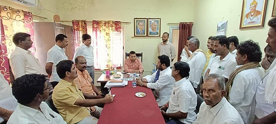 ಕನಕಗಿರಿ ತಹಶೀಲ್ದಾರ್ ಕಚೇರಿಯಲ್ಲಿ ಮಂಗಳವಾರ ಜಿಲ್ಲಾಧಿಕಾರಿ ವಿಕಾಸ ಕಿಶೋರ್ ಸುರಳ್ಕರ್ ಸಭೆ ನಡೆಸಿದರು. ಅಧಿಕಾರಿಗಳು ಭಾಗವಹಿಸಿದ್ದರು