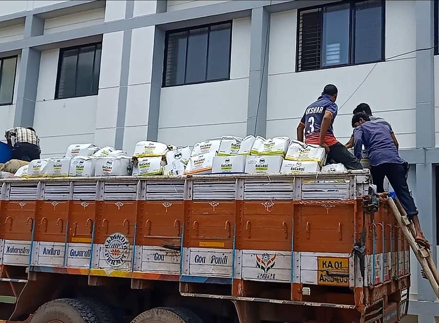 ಶಿರಸಿ ಉಪವಿಭಾಗದ ಅಬಕಾರಿ ಅಧಿಕಾರಿಗಳು ವಶಕ್ಕೆ ಪಡೆದ, ಅಕ್ರಮ ಮದ್ಯಸಾರ ತುಂಬಿದ್ದ ಲಾರಿ