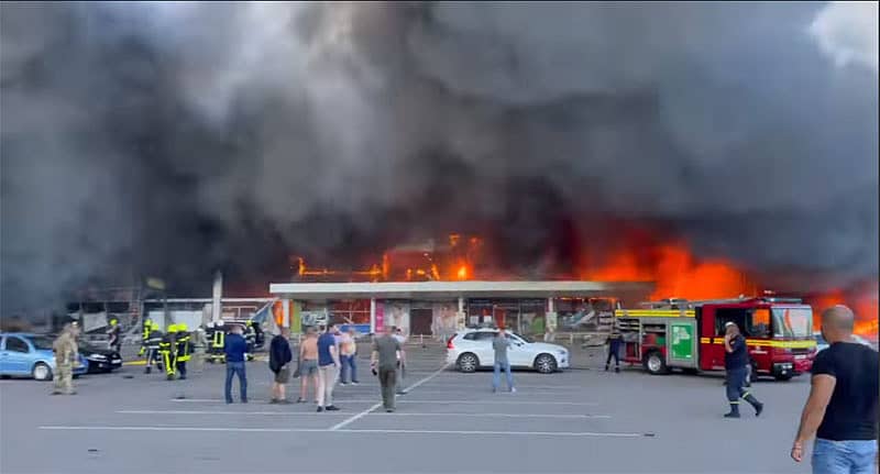 ಮಾಲ್‌ ಹೊತ್ತಿ ಉರಿಯುತ್ತಿರುವ ದೃಶ್ಯ