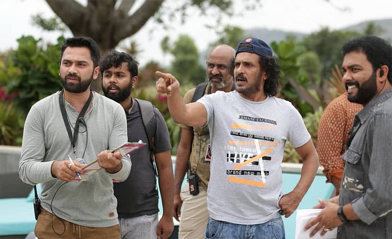 ಶೂಟಿಂಗ್ ವೇಳೆ ಉಪೇಂದ್ರ (ಮಧ್ಯ) ಹಾಗೂ ಚಿತ್ರ ತಂಡ