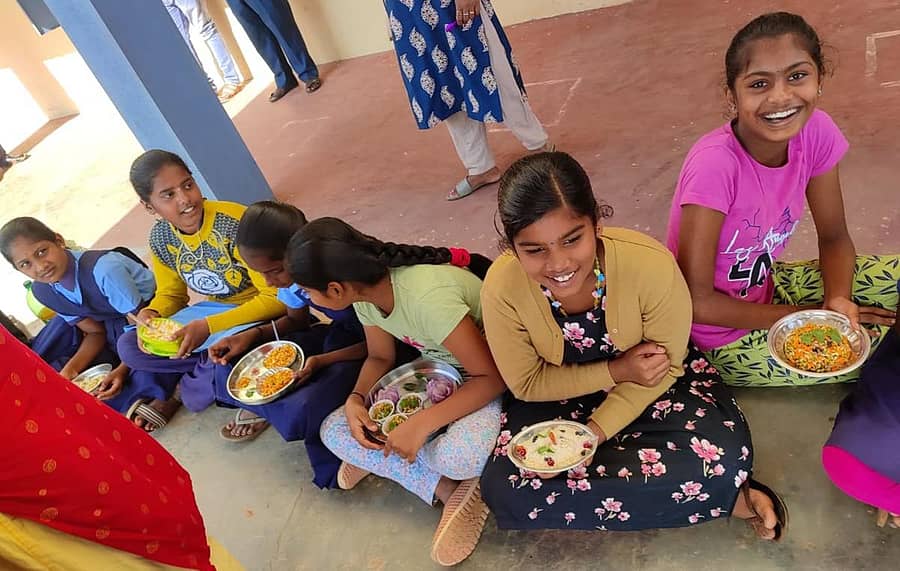 ಹಳೇಬೀಡಿನ ಕರ್ನಾಟಕ ಪಬ್ಲಿಕ್ ಶಾಲೆಯ ಪ್ರಾಥಮಿಕ ವಿಭಾಗದಲ್ಲಿ ನಡೆದ ಮಳೆಬಿಲ್ಲು ಮಕ್ಕಳ ಹಬ್ಬದಲ್ಲಿ ವಿವಿಧ ಖಾದ್ಯಗಳನ್ನು ಪ್ರದರ್ಶಿಸಿದ ವಿದ್ಯಾರ್ಥಿನಿಯರು