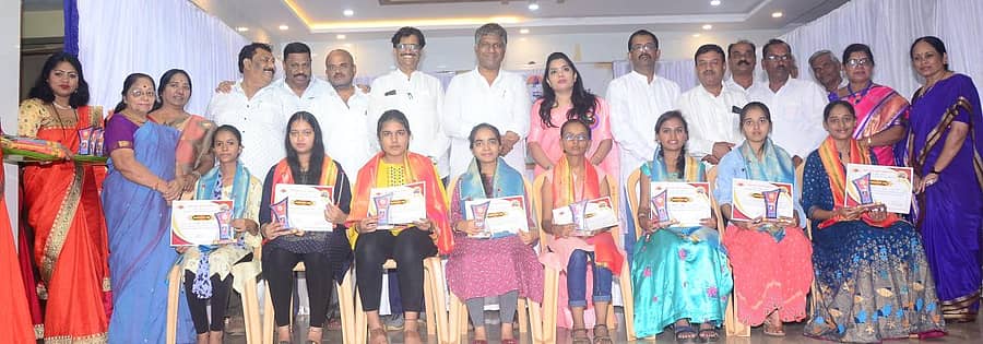 ಎಸ್‌ಎಸ್‌ಎಲ್‌ಸಿ ಮತ್ತು ದ್ವಿತೀಯ ಪಿಯುಸಿಯಲ್ಲಿ ಹೆಚ್ಚು ಅಂಕಗಳನ್ನು ಪಡೆದ ವಿದ್ಯಾರ್ಥಿಗಳನ್ನು ಹೊಸಬೆಳಕು ಮಹಿಳಾ ಮಂಡಳದಿಂದ ಹುಬ್ಬಳ್ಳಿಯ ನವನಗರದಲ್ಲಿ ಶಾಸಕ ಅರವಿಂದ ಬೆಲ್ಲದ ಸನ್ಮಾನಿಸಿದರು. ಮಂಡಳದ ಅಧ್ಯಕ್ಷೆ ಜಯಲಕ್ಷ್ಮಿ ದೊಡ್ಡಮನಿ ಇದ್ದಾರೆ
