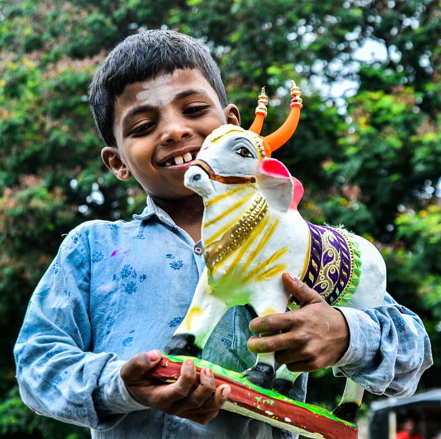 ಮಣ್ಣೆತ್ತಿನ ಅಮಾವಾಸ್ಯೆ ಅಂಗವಾಗಿ ಕಲಬುರಗಿ ನಗರದ ಶರಣಬಸವೇಶ್ವರ ಕೆರೆ ಬಳಿ ಬಣ್ಣದ ಪಿಒಪಿ ಮಣ್ಣೆತ್ತು ಹಿಡಿದು ಸಂಭ್ರಮಿಸಿದ ಬಾಲಕ