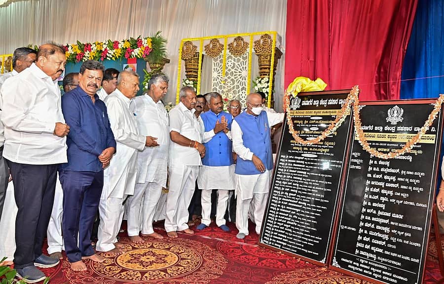 ದಾವಣಗೆರೆ ಡಿಸಿಸಿ ಬ್ಯಾಂಕ್‌ನ ಕೇಂದ್ರ ಕಚೇರಿಯ ನೂತನ ಕಟ್ಟಡಕ್ಕೆ ದಾವಣಗೆರೆಯ ತ್ರಿಶೂಲ್ ಕಲಾ ಭವನದಲ್ಲಿ ಶಂಕುಸ್ಥಾಪನೆ ನೆರವೇರಿಸಲಾಯಿತು. (ಎಡದಿಂದ ಬಲಕ್ಕೆ) ಶಾಸಕರಾದ ಎಸ್‌.ವಿ.ರಾಮಚಂದ್ರ, ಎಂ.ಪಿ.ರೇಣುಕಾಚಾರ್ಯ, ಎಸ್‌.ಎ. ರವೀಂದ್ರನಾಥ್, ಜಿಲ್ಲಾ ಉಸ್ತುವಾರಿ ಸಚಿವ ಬೈರತಿ ಬಸವರಾಜ, ಸಹಕಾರ ಸಚಿವ ಎಸ್.ಟಿ ಸೋಮಶೇಖರ್, ಸಂಸದ ಜಿ.ಎಂ. ಸಿದ್ದೇಶ್ವರ ಇದ್ದಾರೆ. –ಪ್ರಜಾವಾಣಿ ಚಿತ್ರ