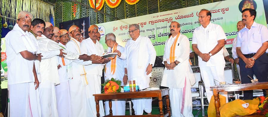 ಚಿತ್ರ( ೨೮ಬಿವಿಆರ್ ಬಾರ್ಕೂರು) ಬಾರ್ಕೂರು ಕೂಡ್ಲಿಯಲ್ಲಿ ಮಂಗಳವಾರ ನಡೆದ ಸಮಾರಂಭದಲ್ಲಿ ಯಂತ್ರಶ್ರೀ ಯೋಧರನ್ನು ಡಾ.ವೀರೇಂದ್ರ ಹೆಗ್ಗಡೆ ಗೌರವಿಸಿದರು.