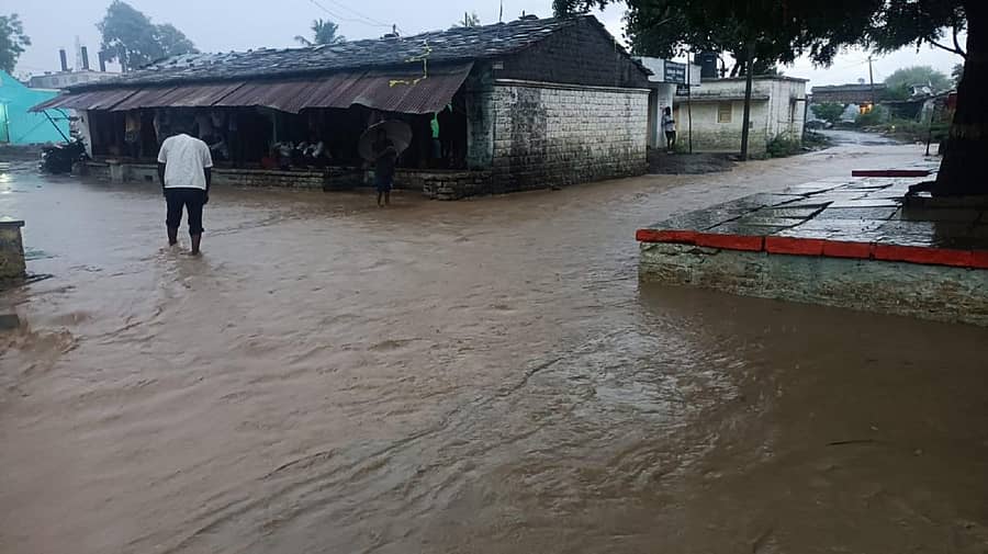 ಚಿಂಚೋಳಿ ತಾಲ್ಲೂಕಿನ ಕೊಳ್ಳೂರು ಗ್ರಾಮದ ರಸ್ತೆ ಮೇಲೆ ಹರಿದ ಮಳೆ ನೀರು