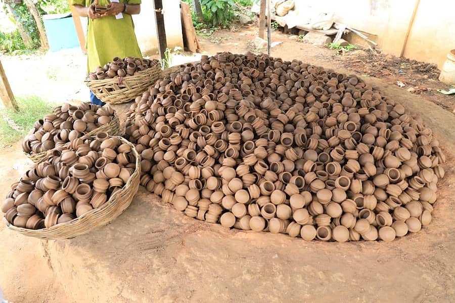 ಬೇವೂರು ಗ್ರಾಮದಲ್ಲಿ ಸೌರಶಕ್ತಿ ಬಳಸಿ ತಯಾರಿಸಲಾದ ಮಣ್ಣಿನ ಕುಡಿಕೆಗಳು