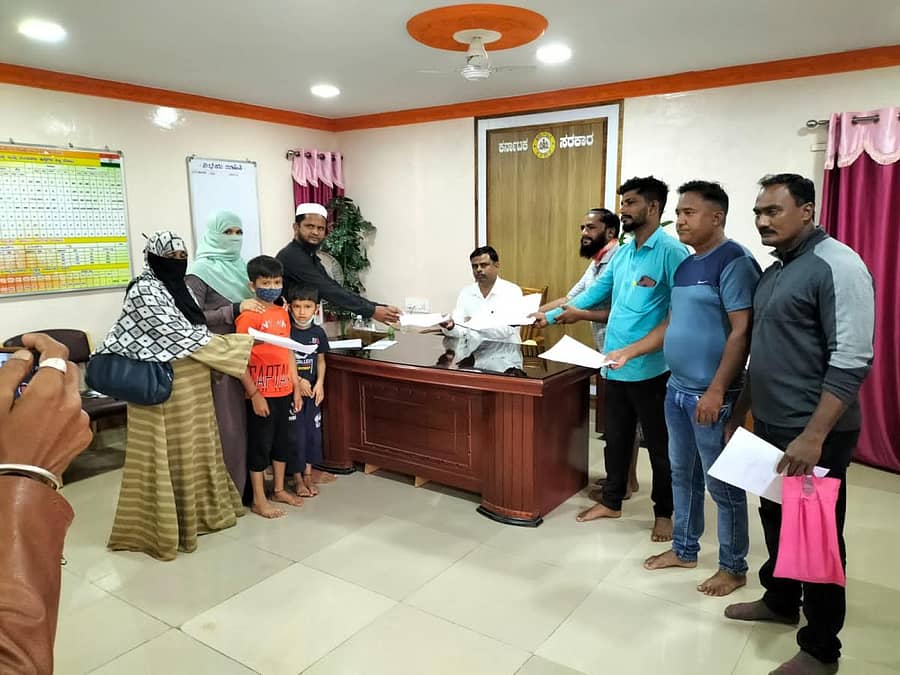 ವಿದ್ಯಾನಿಕೇತನ ಶಾಲೆಯಲ್ಲಿ ಓದುತ್ತಿರುವ ಮಕ್ಕಳ ವರ್ಗಾವಣೆ ಪತ್ರ ದೊರಕಿಸಿಕೊಡಲು ಕ್ರಮ ಕೈಗೊಳ್ಳಬೇಕು ಎಂದು ಪಾಲಕರು ಮಂಗಳವಾರ ಹುಬ್ಬಳ್ಳಿ ಶಹರ ಕ್ಷೇತ್ರ ಶಿಕ್ಷಣಾಧಿಕಾರಿ ಎಂ.ಎಸ್. ಶಿವಳ್ಳಿಮಠ ಅವರಿಗೆ ಮನವಿ ಸಲ್ಲಿಸಿದರು