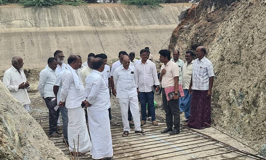 ಮಸ್ಕಿ ಸಮೀಪದ ತುಂಗಭದ್ರಾ ಎಡದಂಡೆ 55ನೇ ಉಪ ಕಾಲುವೆಯ ದುರಸ್ತಿ ಕಾರ್ಯವನ್ನು ಬುಧವಾರ ಮಾಜಿ ಶಾಸಕ ಪ್ರತಾಪಗೌಡ ಪಾಟೀಲ್ ಪರಿಶೀಲಿಸಿದರು