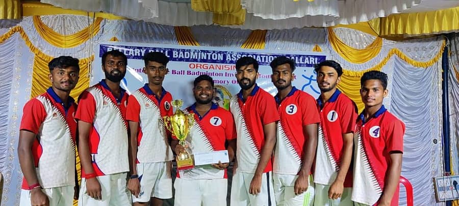 ಪ್ರಶಸ್ತಿ ಗೆದ್ದ ಆಳ್ವಾಸ್ ತಂಡ (ಎಡದಿಂದ): ಸಂಜಯ್, ಮಹಾದೇವಸ್ವಾಮಿ, ಚೇತನ್, ಮುತ್ತಮಿಳರಸು, ಉಲ್ಲಾಸ್, ಶ್ರೀನಿವಾಸ್, ಸಚಿನ್, ನಂದಕುಮಾರ್