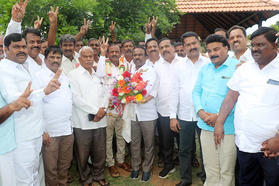 ಚಾಮುಲ್ ಅಧ್ಯಕ್ಷರಾಗಿ ಆಯ್ಕೆಯಾದ ವೈ.ಸಿ.ನಾಗೇಂದ್ರ ಅವರನ್ನು ಬಿಜೆಪಿ ರಾಜ್ಯ ಘಟಕದ ಪ್ರಧಾನ ಕಾರ್ಯದರ್ಶಿ ಎನ್.ರವಿಕುಮಾರ್ ಅವರು ಅಭಿನಂದಿಸಿದರು. ಬಿಜೆಪಿ ರಾಜ್ಯ ಘಟಕದ ಉಪಾಧ್ಯಕ್ಷ ಎಂ.ರಾಜೇಂದ್ರ, ಚಾಮುಲ್ ನಿರ್ದೇಶಕ ಎಚ್.ಎಸ್.ಬಸವರಾಜು, ಮುಖಂಡ ಸಿದ್ದರಾಜು ಇತರರು ಇದ್ದರು