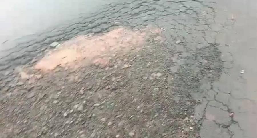 ಕೆಳಪರ್ಕಳದ ಇಳಿಜಾರು ಪ್ರದೇಶದಲ್ಲಿ ರಸ್ತೆ ಕುಸಿಯುತ್ತಿರುವುದು