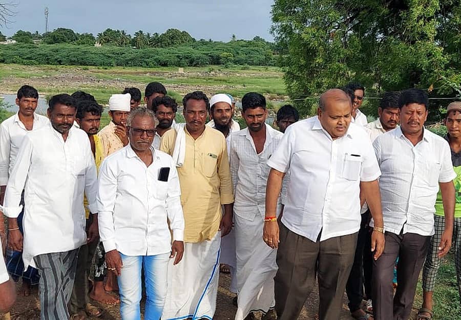 ಲಿಂಗಸುಗೂರು ತಾಲ್ಲೂಕು ಕೃಷ್ಣಾ ನದಿಯ ನಡುಗಡ್ಡೆ ಗ್ರಾಮಗಳಿಗೆ ಸಂಪರ್ಕ ಕಲ್ಪಿಸಲು ಸೇತುವೆ ನಿರ್ಮಾಣದ ಪ್ರಾಥಮಿಕ ಸರ್ವೆ ಕಾರ್ಯ ಸ್ಥಳಕ್ಕೆ ಬುಧವಾರ ಶಾಸಕ ಡಿ.ಎಸ್.ಹೂಲಗೇರಿ ಭೇಟಿ ನೀಡಿ ಪರಿಶೀಲಿಸಿದರು