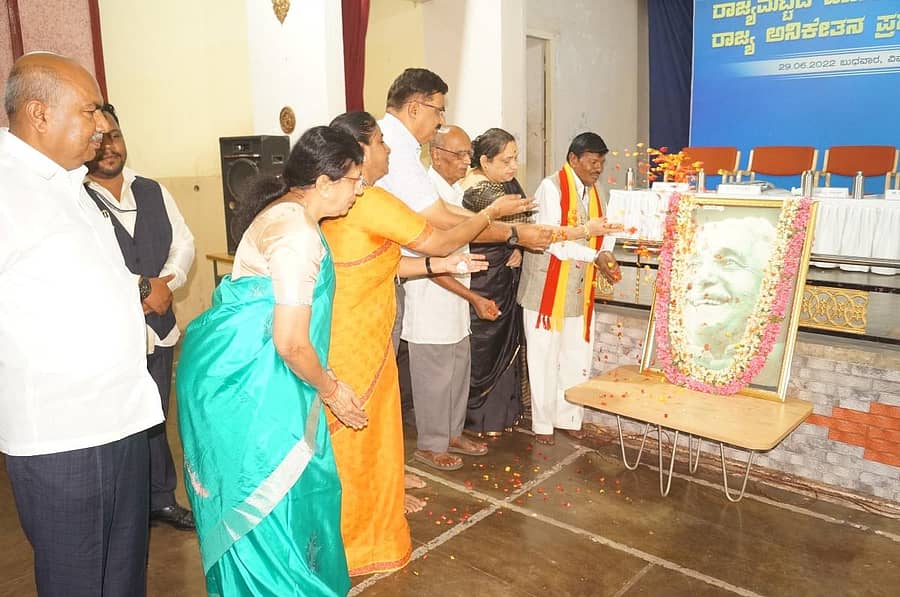 ಮೈಸೂರಿನ ಎಸ್ಬಿಆರ್ಆರ್ ಮಹಾಜನ ಪ್ರಥಮ ದರ್ಜೆ ಕಾಲೇಜಿನಲ್ಲಿ ಬುಧವಾರ ನಡೆದ ರಾಜ್ಯ ಮಟ್ಟದ ವಿಚಾರಸಂಕಿರಣವನ್ನು ವಾಗ್ಮಿ ಪ್ರೊ.ಎಂ. ಕೃಷ್ಣೇಗೌಡ ಹಾಗೂ ಅತಿಥಿಗಳು ಉದ್ಘಾಟಿಸಿದರು