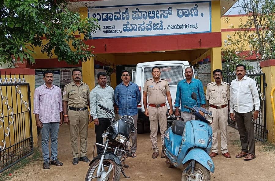ಹೊಸಪೇಟೆಯ ಬಡಾವಣೆ ಠಾಣೆ ಪೊಲೀಸರು ಬುಧವಾರ ಎರಡು ಬೈಕ್‌ ವಶಪಡಿಸಿಕೊಂಡರು