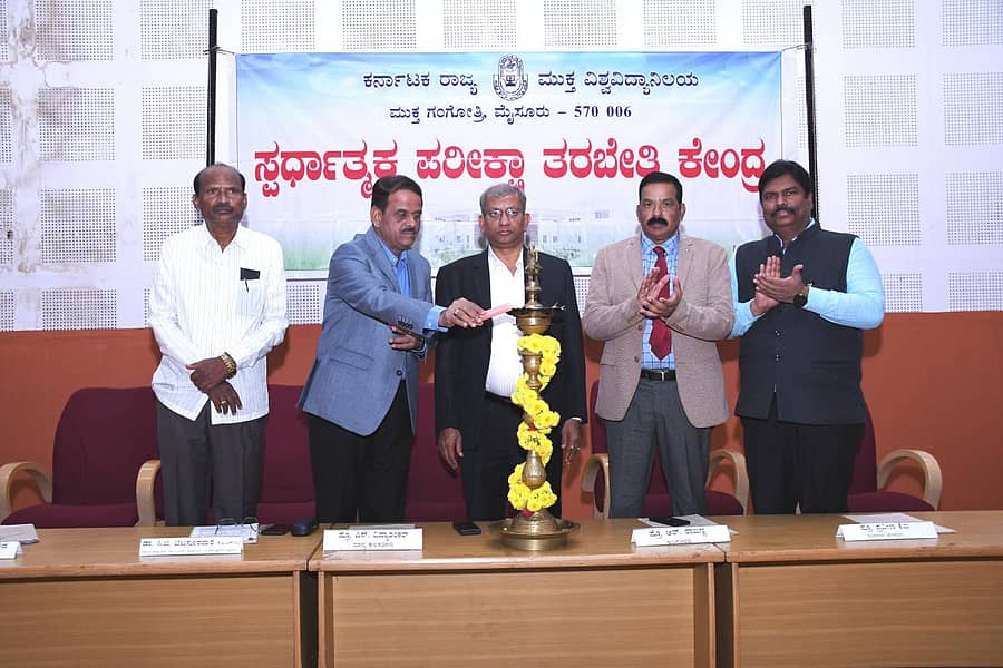 ಕರ್ನಾಟಕ ರಾಜ್ಯ ಮುಕ್ತ ವಿಶ್ವವಿದ್ಯಾಲಯದ ಸ್ಪರ್ಧಾತ್ಮಕ ಪರೀಕ್ಷಾ ತರಬೇತಿ ಕೇಂದ್ರದಿಂದ ಬುಧವಾರ ಆಯೋಜಿಸಿದ್ದ ಯುಜಿಸಿ-ನೆಟ್, ಕೆ-ಸೆಟ್ ಮತ್ತು ಪರೀಕ್ಷಾ ತರಬೇತಿ ಶಿಬಿರವನ್ನು ಜೆಎಸ್ಎಸ್ ಮಹಾವಿದ್ಯಾಪೀಠದ ಕಾರ್ಯನಿರ್ವಾಹಕ ಕಾರ್ಯದರ್ಶಿ ಡಾ.ಸಿ.ಜಿ. ಬೆಟಸೂರಮಠ ಉದ್ಘಾಟಿಸಿದರು