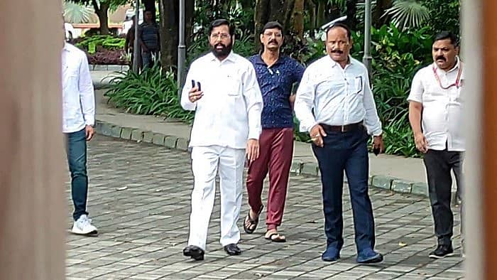 ಬಂಡಾಯ ಶಾಸಕರ ಜತೆ ಏಕನಾಥ ಶಿಂಧೆ – ಪಿಟಿಐ ಚಿತ್ರ