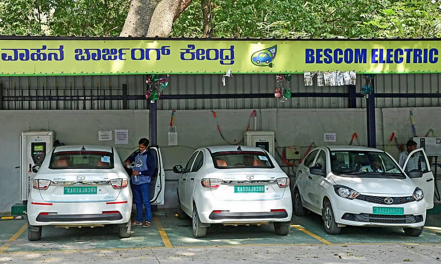 ಬೆಂಗಳೂರಿನ ಬೆಸ್ಕಾಂನ ಕೇಂದ್ರ ಕಚೇರಿಯ ಕಟ್ಟಡದ ಆವರಣದಲ್ಲಿ ತೆರೆಯಲಾಗಿರುವ ಎಲೆಕ್ಟ್ರಾನಿಕ್ ಚಾರ್ಗಿಂಗ್ ಸೆಂಟರ್ನ ಒಂದು ನೋಟ - ಪ್ರಜಾವಾಣಿ ಚಿತ್ರ/ ರಂಜು ಪಿ