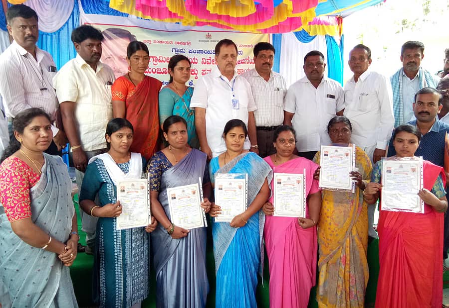 ಸಂತೇಬೆನ್ನೂರು ಸಮೀಪದ ಅರಳಿಕಟ್ಟೆ ಗ್ರಾಮದಲ್ಲಿ ಭಾನುವಾರ ಗ್ರಾಮೀಣ ಆಶ್ರಯ ನಿವೇಶನ ಯೋಜನೆಯಡಿ 90 ಫಲಾನುಭವಿಗಳಿಗೆ ಶಾಸಕ ಮಾಡಾಳ್ ವಿರೂಪಾಕ್ಷಪ್ಪ ಹಕ್ಕುಪತ್ರ ವಿತರಿಸಿದರು.