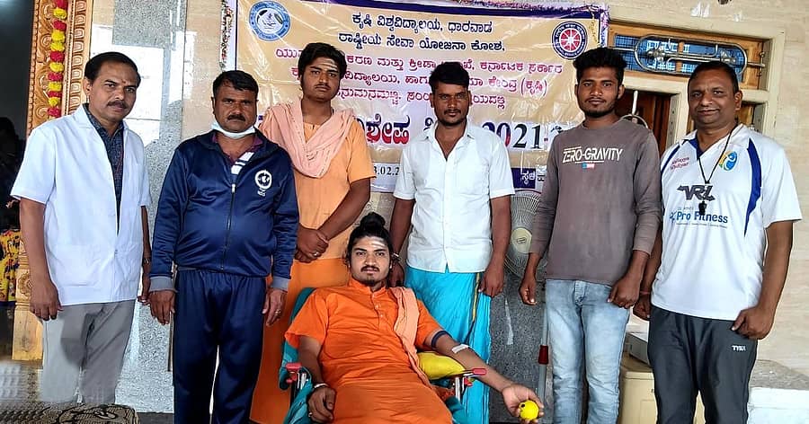 ಧಾರವಾಡದ ಕೃಷಿ ವಿಶ್ವವಿದ್ಯಾಲಯ ಮತ್ತು ಹಾವೇರಿಯ ವಿಶ್ವಧಾರ ಬ್ಲಡ್ ಬ್ಯಾಂಕ್ ಸಹಯೋಗದಲ್ಲಿ ರಾಣೆಬೆನ್ನೂರು ತಾಲ್ಲೂಕಿನ ಹನುಮನಮಟ್ಟಿಯಲ್ಲಿ ನಡೆದ ಸ್ವಯಂಪ್ರೇರಿತ ರಕ್ತದಾನ ಶಿಬಿರ