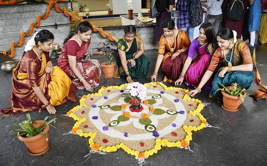 ಶಿವಮೊಗ್ಗದ ಜೆ.ಎನ್.ಎನ್ ಎಂಜಿನಿಯರಿಂಗ್ ಕಾಲೇಜಿನ ಎಂಬಿಎ ವಿಭಾಗದಲ್ಲಿ ಬುಧವಾರ ಅನಾವರಣಗೊಂಡ ಮಲೆನಾಡು ಮೇಳ - 2022 ಕಾರ್ಯಕ್ರಮದಲ್ಲಿ ವಿದ್ಯಾರ್ಥಿಗಳು ಒಡಮೂಡಿಸಿದ ರಂಗೋಲಿಯ ಚಿತ್ತಾರ. ಪ್ರಜಾವಾಣಿ ಚಿತ್ರ: ಶಿವಮೊಗ್ಗ ನಾಗರಾಜ್