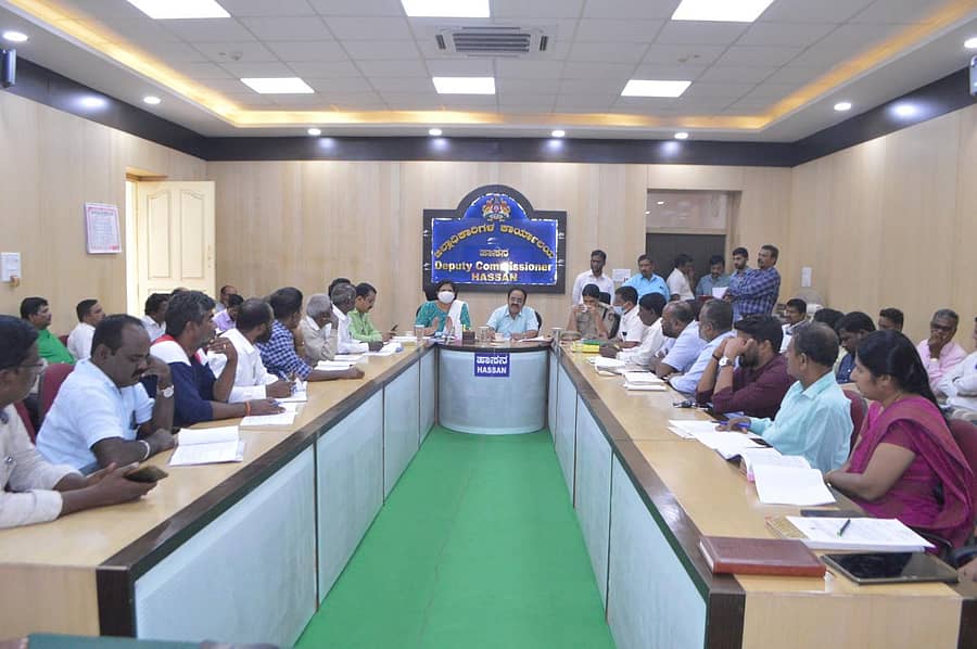 ಹಾಸನ ಜಿಲ್ಲಾಧಿಕಾರಿ ಕಚೇರಿ ಸಭಾಂಗಣದಲ್ಲಿ ಬುಧವಾರ ಪರಿಶಿಷ್ಟ ಜಾತಿ, ಪಂಗಡಗಳ (ದೌರ್ಜನ್ಯ ನಿಯಂತ್ರಣ) ನಿಯಮಗಳ ಜಿಲ್ಲಾ ಮಟ್ಟದ ಜಾಗೃತಿ ಮತ್ತು ಉಸ್ತುವಾರಿ ಸಮಿತಿ ಸಭೆ ನಡೆಯಿತು.