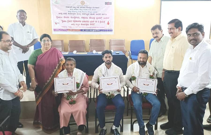 ಬೀದರ್ನ ಜಿಲ್ಲಾ ಆರೋಗ್ಯ ಮತ್ತು ಕುಟುಂಬ ಕಲ್ಯಾಣ ಅಧಿಕಾರಿ ಕಚೇರಿಯಲ್ಲಿ ನಡೆದ ಜಿಲ್ಲಾ ಮಟ್ಟದ ವಿಶ್ವ ಸ್ವಯಂ ಪ್ರೇರಿತ ರಕ್ತದಾನಿಗಳ ದಿನಾಚರಣೆ ಕಾರ್ಯಕ್ರಮದಲ್ಲಿ ಅತಿಹೆಚ್ಚು ಬಾರಿ ರಕ್ತದಾನ ಮಾಡಿದವರನ್ನು ಸನ್ಮಾನಿಸಲಾಯಿತು