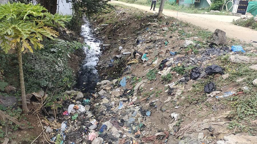 ಕಾಲೊನಿಯ ತೆರೆದ ಚರಂಡಿಯಲ್ಲಿ ಕಂಡು ಬಂದ ಪ್ಲಾಸ್ಟಿಕ್ ತ್ಯಾಜ್ಯ