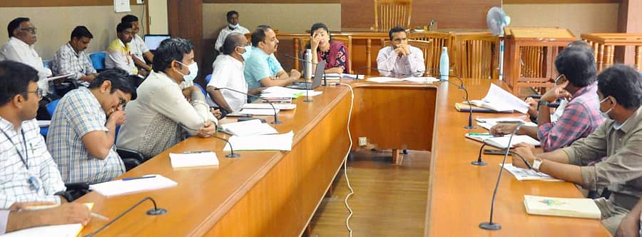 ಕೊಪ್ಪಳದಲ್ಲಿ ಬುಧವಾರ ನಡೆದ ಸಾರ್ವತ್ರಿಕ ಲಸಿಕಾ ಕಾರ್ಯಕ್ರಮದ ಜಿಲ್ಲಾ ಮಟ್ಟದ ಜಾಗೃತಿ ಸಮಿತಿ ಸಭೆಯಲ್ಲಿ ಜಿಲ್ಲಾಧಿಕಾರಿ ವಿಕಾಸ್ ಕಿಶೋರ್ ಸುರಳ್ಕರ್ ಮಾತನಾಡಿದರು