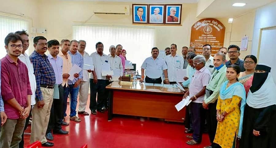 ಕಲಬುರಗಿಯ ಪಿಎಫ್ ಕ್ಷೇತ್ರೀಯ ಕಾರ್ಯಾಲಯದಲ್ಲಿ ಭವಿಷ್ಯನಿಧಿ ಆಯುಕ್ತ ಡಿ. ಹನುಮಂತಪ್ಪ ನಿವೃತ್ತಿಯಾದ ವಿವಿಧ ಸಂಸ್ಥೆಗಳ ಸಿಬ್ಬಂದಿಗೆ ಪಿಂಚಣಿ ಸೌಲಭ್ಯ ವಿತರಿಸಿದರು