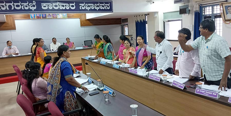 ಕಾರವಾರದಲ್ಲಿ ಗುರುವಾರ ನಡೆದ ನಗರಸಭೆಯ ಸಾಮಾನ್ಯ ಸಭೆಯಲ್ಲಿ, ಪೂರ್ಣಗೊಂಡ ಕಾಮಗಾರಿಗಳಿಗೆ ಟೆಂಡರ್ ಕರೆಯಲಾಗಿದೆ ಎಂಬ ಆರೋಪದ ವಿಚಾರದಲ್ಲಿ ಆಡಳಿತ ಮತ್ತು ವಿರೋಧ ಪಕ್ಷದ ಸದಸ್ಯರು ಪರಸ್ಪರ ವಾಗ್ವಾದ ಮಾಡಿದರು