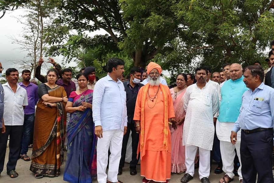 ಕೇಂದ್ರ ಜಲಶಕ್ತಿ ಹಾಗೂ ಬುಡಕಟ್ಟು ವ್ಯವಹಾರಗಳ ಖಾತೆ ರಾಜ್ಯ ಸಚಿವ ಬಿಶ್ವೇಶ್ವರ ಟುಡು ನೇತೃತ್ವದ ಸಂಸತ್ತಿನ ಸಲಹಾ ಸಮಿತಿ ಸದಸ್ಯರು ಮೈಸೂರು ತಾಲ್ಲೂಕಿನ ನಾಗವಾಲ ಗ್ರಾಮದಲ್ಲಿ ರಾಷ್ಟ್ರೀಯ ಗ್ರಾಮೀಣ ಉದ್ಯೋಗ ಖಾತ್ರಿ ಯೋಜನೆಯಲ್ಲಿ ಕೈಗೊಂಡಿರುವ ಕಾಮಗಾರಿಗಳನ್ನು ಗುರುವಾರ ವೀಕ್ಷಿಸಿದರು