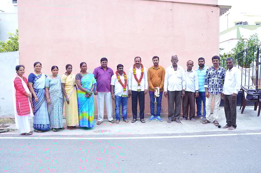 ಹಿನ್‌ಕಲ್‌ನ ಕಾಳಿದಾಸ ಬಳಕೆದಾರರ ಸಹಕಾರ ಸಂಘಕ್ಕೆ ಗುರುವಾರ ನಡೆದ ಚುನಾವಣೆಯಲ್ಲಿ  ಅಧ್ಯಕ್ಷ ಮತ್ತು ಉಪಾಧ್ಯಕ್ಷರಾಗಿ ಅವಿರೋಧವಾಗಿ ಆಯ್ಕೆಯಾದಆಯ್ಕೆಯಾದ ಎಚ್.ಸಿ. ರಾಜು ಮತ್ತು ಧರ್ಮ ಅವರನ್ನು ನಿರ್ದೇಶಕರು ಅಭಿನಂದಿಸಿದರು