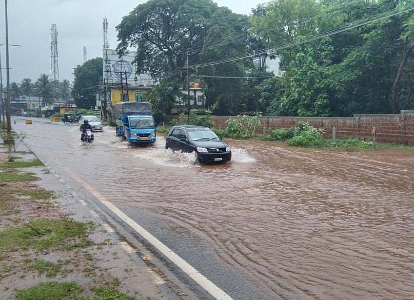 ಭಟ್ಕಳದ ಶಿರಾಲಿಯಲ್ಲಿ ರಾಷ್ಟ್ರೀಯ ಹೆದ್ದಾರಿ 66 ಜಲಾವೃತವಾಗಿರುವುದು