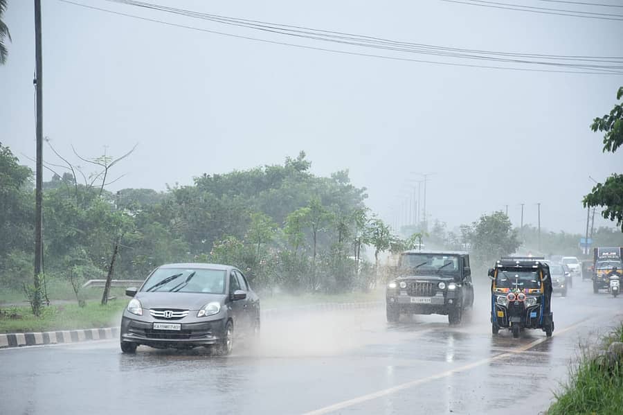 ಭಾರೀ ಮಳೆಯಿಂದ ಜಲಾವ್ರತಗೊಂಡ ರಸ್ತೆ