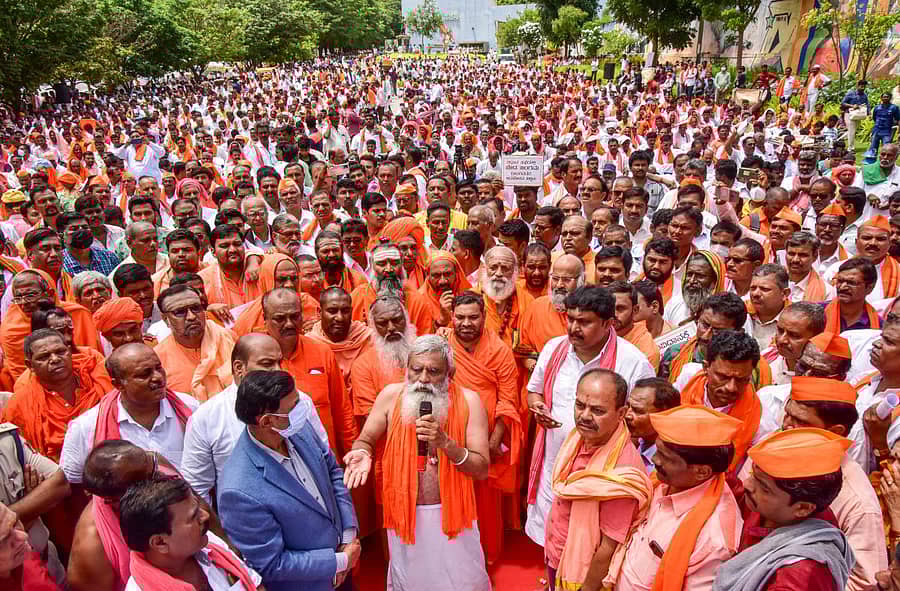 ಬೆಂಗಳೂರಿನಲ್ಲಿ ಗುರುವಾರ ನಡೆದ ‘ಸತ್ಯ ಪ್ರತಿಪಾದನಾ ಸತ್ಯಾಗ್ರಹ’ದಲ್ಲಿ ಪಾಲ್ಗೊಂಡಿದ್ದ ಬೇಡ ಜಂಗಮ ಸಮುದಾಯದವರು. ಅಖಿಲ ಕರ್ನಾಟಕ ಬೇಡಜಂಗಮ ಸಂಘಟನೆಗಳ ಒಕ್ಕೂಟದ ಅಧ್ಯಕ್ಷ ಬಿ.ಡಿ. ಹಿರೇಮಠ ಹಾಗೂ ಮಠಾಧೀಶರು ಇದ್ದರು –ಪ್ರಜಾವಾಣಿ ಚಿತ್ರ/ಪ್ರಶಾಂತ್ ಎಚ್.ಜಿ.
