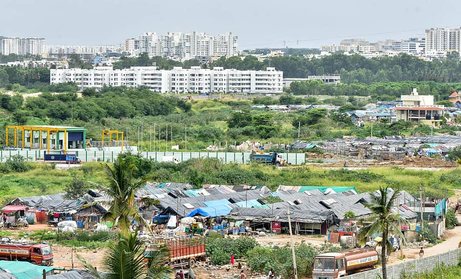 ತೂಬರಹಳ್ಳಿ ಬಳಿ ವಲಸೆ ಕಾರ್ಮಿಕರು ನೆಲೆಸಿರುವ ಗುಡಿಸಲುಗಳು –ಪ್ರಜಾವಾಣಿ ಚಿತ್ರಗಳು/ಪ್ರಶಾಂತ್ ಎಚ್.ಜಿ.