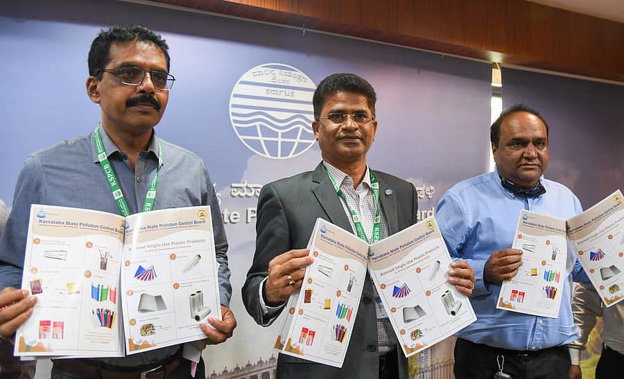 ನಿಷೇಧಿಸಲಾಗಿರುವ ಏಕಬಳಕೆಯ ಪ್ಲಾಸ್ಟಿಕ್ ವಸ್ತುಗಳ ವಿವರಗಳನ್ನು ಕರ್ನಾಟಕ ರಾಜ್ಯ ಮಾಲಿನ್ಯ ನಿಯಂತ್ರಣ ಮಂಡಳಿಯ ಹಿರಿಯ ಪರಿಸರ ಅಧಿಕಾರಿ ರಮೇಶ್ ಡಿ. ನಾಯಕ್, ಅಧ್ಯಕ್ಷ ಡಾ. ಶಾಂತ್ ಎ. ತಿಮ್ಮಯ್ಯ ಮತ್ತು ಹಿರಿಯ ಪರಿಸರ ಅಧಿಕಾರಿ ಸಯ್ಯದ್ ಖಾಜಾ ಮೊಹಿದ್ದೀನ್ ಅವರು ಬೆಂಗಳೂರಿನಲ್ಲಿ ಗುರುವಾರ ಪ್ರದರ್ಶಿಸಿದರು – ಪ್ರಜಾವಾಣಿ ಚಿತ್ರ