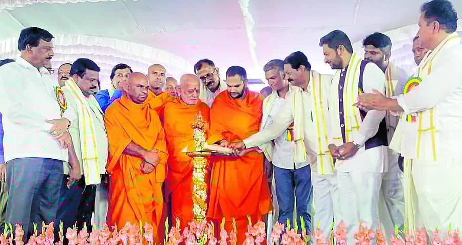 ಹೊಸಕೋಟೆಯ ಹಳೆ ಬಸ್ ನಿಲ್ದಾಣದ ಆವರಣದಲ್ಲಿ ನಡೆದ ಕೆಂಪೇಗೌಡರ ಜಯಂತಿ ಕಾರ್ಯಕ್ರಮವನ್ನು ಪಟ್ಟನಾಯಕನಹಳ್ಳಿಯ ನಂಜಾವಧೂತ ಸ್ವಾಮೀಜಿ ಉದ್ಘಾಟಿಸಿದರು. ಶಾಸಕ ಶರತ್ ಬಚ್ಚೇಗೌಡ, ಸಂಸದ ಬಿ.ಎನ್. ಬಚ್ಚೇಗೌಡ, ಕೃಷ್ಣ ಬೈರೇಗೌಡ ಹಾಜರಿದ್ದರು