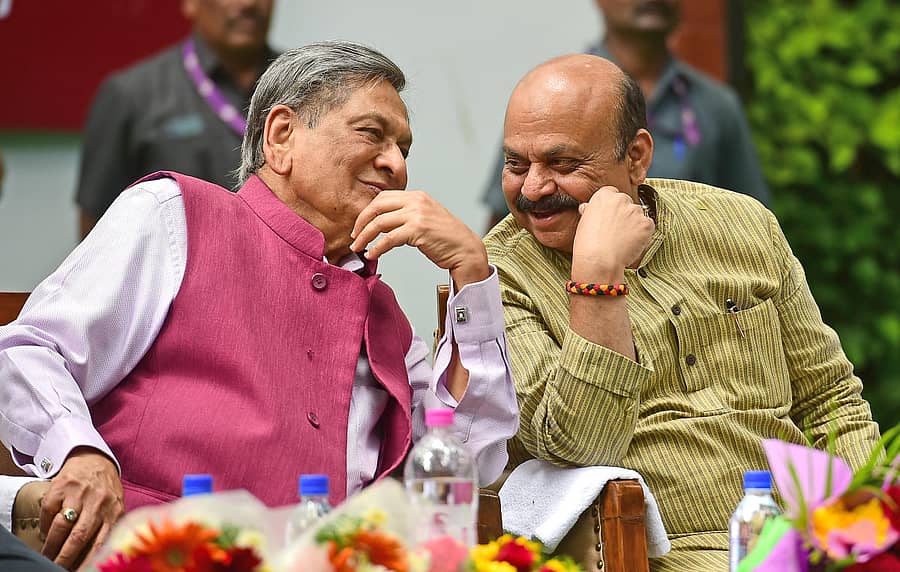 ಬೆಂಗಳೂರು ಪ್ರೆಸ್ ಕ್ಲಬ್ನಲ್ಲಿ ಶುಕ್ರವಾರ ನಡೆದ ಪತ್ರಿಕಾ ದಿನಾಚರಣೆಯಲ್ಲಿ ಪಾಲ್ಗೊಂಡಿದ್ದ ಬಿಜೆಪಿ ನಾಯಕ ಎಸ್.ಎಂ. ಕೃಷ್ಣ ಮತ್ತು ಮುಖ್ಯಮಂತ್ರಿ ಬಸವರಾಜ ಬೊಮ್ಮಾಯಿ ನಗುತ್ತಾ ಮಾತುಕತೆಯಲ್ಲಿ ನಿರತರಾಗಿದ್ದ ದೃಶ್ಯ– ಪ್ರಜಾವಾಣಿ ಚಿತ್ರ