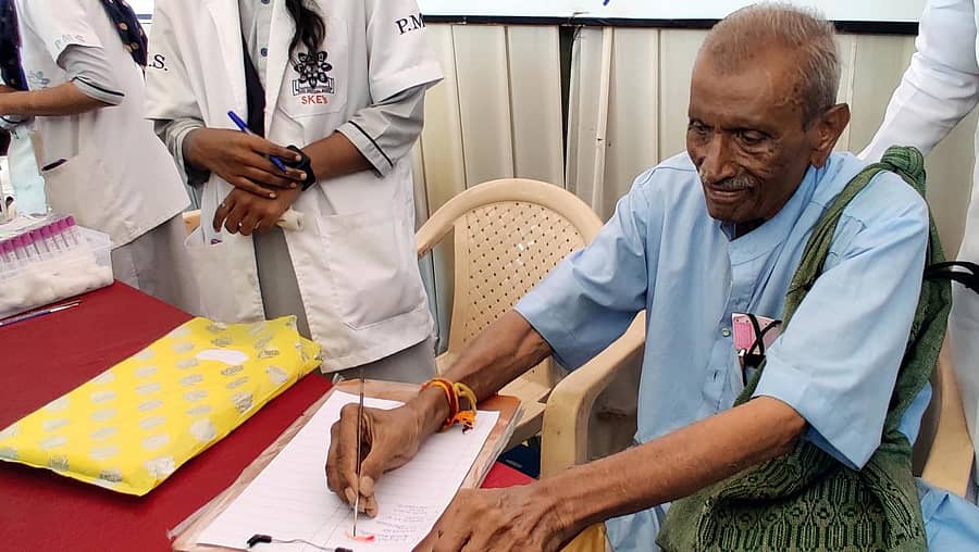 ಜಿಲ್ಲೆಯಲ್ಲಿ ಏಮ್ಸ್ ಸ್ಥಾಪನೆಗೆ ಒತ್ತಾಯಿಸಿ ರಾಯಚೂರಿನ ಜಿಲ್ಲಾ ಕ್ರೀಡಾಂಗಣದಲ್ಲಿ ಏಮ್ಸ್ ಹೋರಾಟ ಸಮಿತಿಯಿಂದ ಆಯೋಜಿಸಿದ್ದ ರಕ್ತದಿಂದ ಸಹಿ ಮಾಡುವ ಪ್ರತಿಭಟನೆಯಲ್ಲಿ ಸ್ವಾತಂತ್ರ್ಯ ಹೋರಾಟಗಾರ ಹಂಪಣ್ಣ ನೆರವಿ ರಕ್ತದಿಂದ ಸಹಿ ಮಾಡಿದರು.