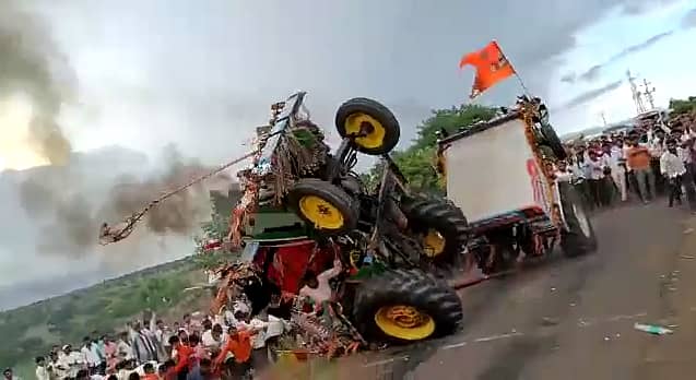 ಅಥಣಿ ತಾಲ್ಲೂಕಿನ ಚಮಕೇರಿಯಲ್ಲಿ ಟ್ರ್ಯಾಕ್ಟರ್ ಹಗ್ಗಜಗ್ಗಾಟ ಸ್ಪರ್ಧೆ