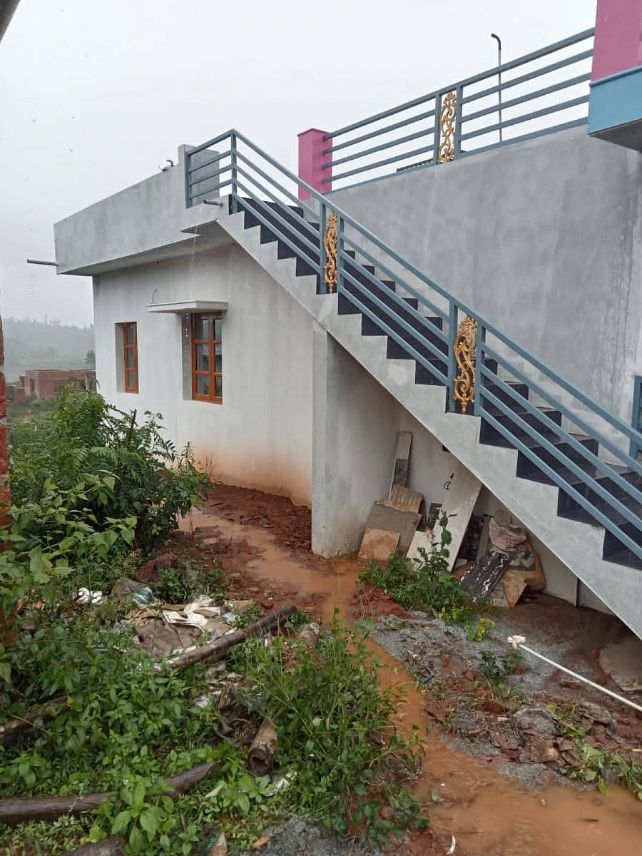 ಬಣಕಲ್ನ ಸುಣ್ಣದ ಗೂಡಿನ ನೆರೆ ಸಂತ್ರಸ್ತರ ಪುನರ್ವಸತಿ ಪ್ರದೇಶದಲ್ಲಿ ಚರಂಡಿ ವ್ಯವಸ್ಥೆ ಇಲ್ಲದೇ ಎಲ್ಲೆಂದರಲ್ಲಿ ಮಳೆ ನೀರು ನುಗ್ಗುತ್ತಿರುವುದು