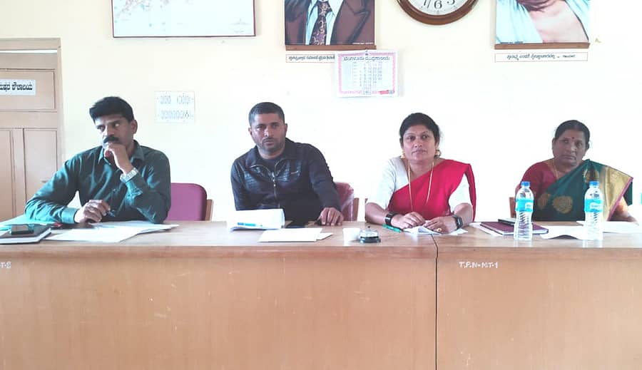 ನರಸಿಂಹರಾಜಪುರದ ಪಟ್ಟಣ ಪಂಚಾಯಿತಿಯಲ್ಲಿ ಗುರುವಾರ ಅಧ್ಯಕ್ಷೆ ಜುಬೇದಾ ಅಧ್ಯಕ್ಷತೆಯಲ್ಲಿ ಸಾಮಾನ್ಯ ಸಭೆ ನಡೆಯಿತು. ಪ್ರಶಾಂತ್ ಶೆಟ್ಟಿ, ಉಮಾ ಕೇಶವ್, ಚಂದ್ರಕಾಂತ್ ಇದ್ದರು.