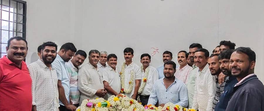 ಕೂದುವಳ್ಳಿ ಪ್ರಾಥಮಿಕ ಕೃಷಿ ಪತ್ತಿನ ಸಹಕಾರ ಸಂಘದ ನೂತನ ಅಧ್ಯಕ್ಷ– ಉಪಾಧ್ಯಕ್ಷರನ್ನು ಅಭಿನಂದಿಸಲಾಯಿತು.