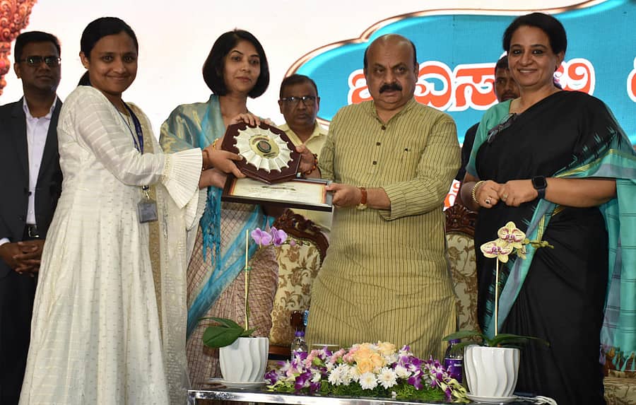ಜಿಎಸ್ಟಿ ಉಪ ಆಯುಕ್ತೆ ಸೌಮ್ಯ ಬಿ. ಸುಂಕದ್ ಅವರಿಗೆ ಮುಖ್ಯಮಂತ್ರಿ ಬಸವರಾಜ ಬೊಮ್ಮಾಯಿ ಅವರು ಪ್ರಶಸ್ತಿ ಪ್ರದಾನ ಮಾಡಿದರು. ವಾಣಿಜ್ಯ ತೆರಿಗೆ ಆಯುಕ್ತೆ ಸಿ.ಶಿಖಾ, ಹಣಕಾಸು ಇಲಾಖೆಯ ಕಾರ್ಯದರ್ಶಿ ಏಕರೂಪ ಕೌರ್ ಇದ್ದರು –ಪ್ರಜಾವಾಣಿ ಚಿತ್ರ