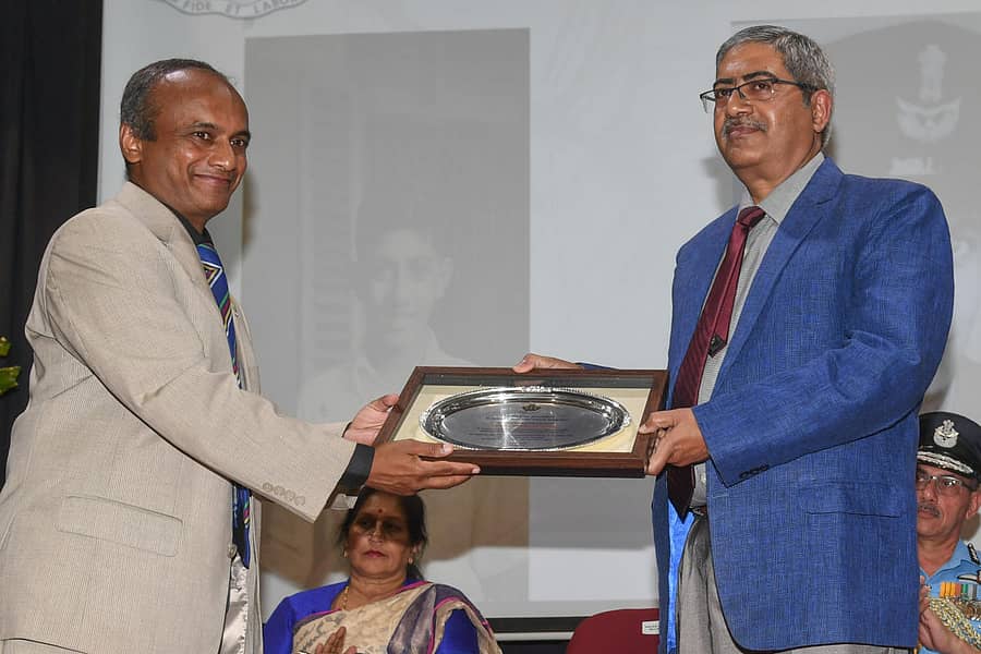 ಸಂತ ಜೋಸೆಫರ ಪ್ರೌಢಶಾಲೆ ಮತ್ತು ಹಳೆ ವಿದ್ಯಾರ್ಥಿಗಳ ಸಂಘದ ಅಧ್ಯಕ್ಷ ಪ್ರವೀಣ್ ರಾಡ್ರಿಗ್ಸ್ ಅವರು ಲೆಫ್ಟಿನೆಂಟ್ ಗುಹಾ ಪುತ್ರ ನ್ಯಾಯಮೂರ್ತಿ ಅರಿಂದಮ್ ಸಿನ್ಹಾ ಅವರಿಗೆ ನೆನಪಿನ ಕಾಣಿಕೆ ನೀಡಿದರು –ಪ್ರಜಾವಾಣಿ ಚಿತ್ರ